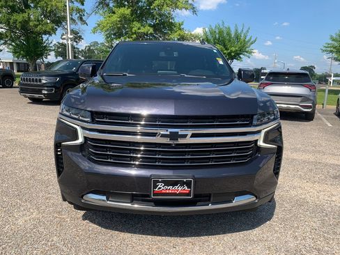 Used 2022 Chevrolet Suburban LT w/ Luxury Package RWD image 4
