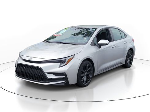 Certified 2024 Toyota Corolla SE FWD image 3