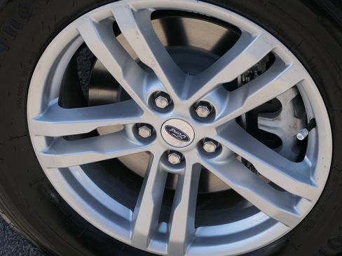Used 2023 Ford Explorer XLT w/ Equipment Group 202A RWD image 9