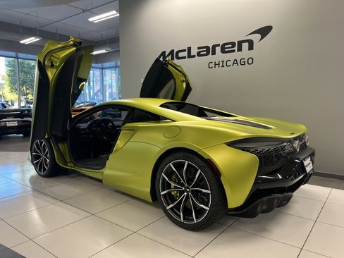 Used 2023 McLaren Artura image 9