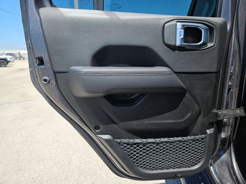 Used 2021 Jeep Wrangler Unlimited Sahara AWD/4WD image 15