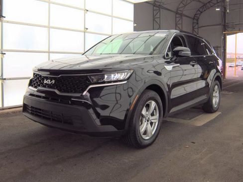 Used 2023 Kia Sorento LX FWD image 2