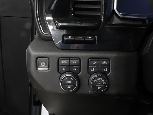 Used 2024 Chevrolet Silverado 2500 ZR2 w/ Technology Package AWD/4WD image 18