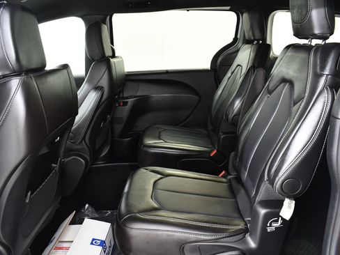 Used 2026 Chrysler Pacifica Select FWD image 17