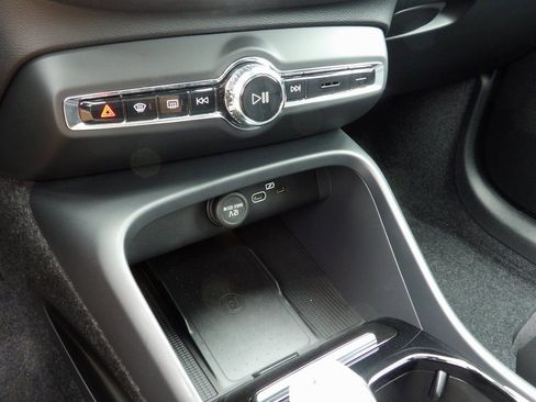 Certified 2025 Volvo XC40 B5 Plus w/ Protection Package Premier AWD/4WD image 28