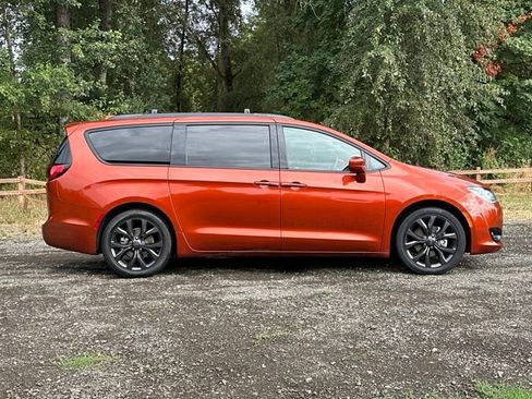 Used 2018 Chrysler Pacifica Touring-L w/ Premium Audio Group FWD image 10