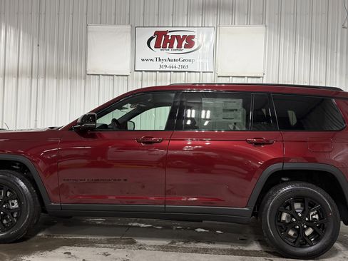 New 2025 Jeep Grand Cherokee L Laredo image 16