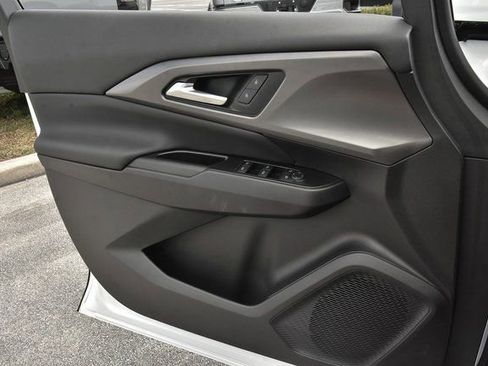 Used 2025 Chevrolet Equinox EV LT image 11