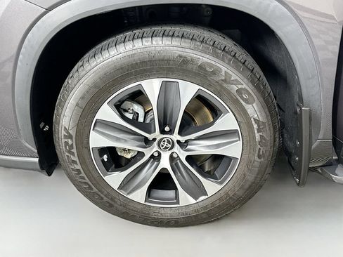 Certified 2024 Toyota Highlander XLE FWD image 32