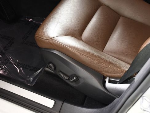 Used 2023 Volvo XC60 T8 Plus image 16