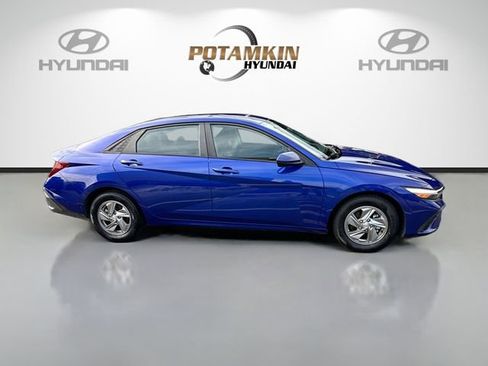 Used 2024 Hyundai Elantra SE FWD image 4
