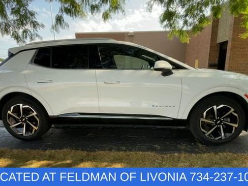 Certified 2024 Chevrolet Equinox EV LT FWD image 9