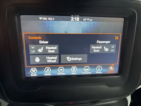 Used 2019 Jeep Renegade Latitude w/ Cold Weather Group image 4