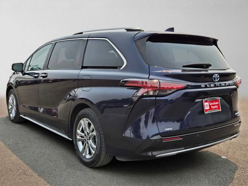Used 2023 Toyota Sienna Platinum AWD/4WD image 6