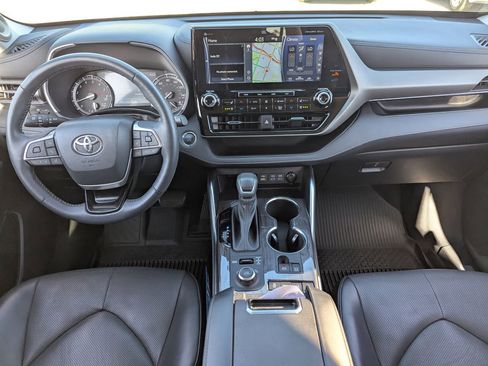 Used 2022 Toyota Highlander Limited image 19