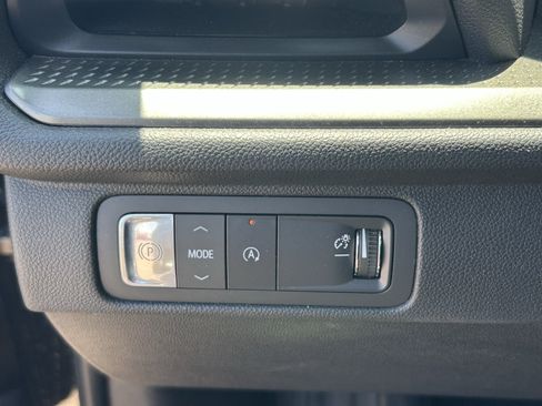 Used 2025 Chevrolet Traverse LT FWD image 19