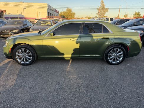 Used 2018 Chrysler 300 Touring L image 8