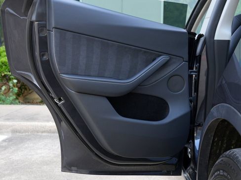 Used 2025 Tesla Model Y Long Range RWD image 41