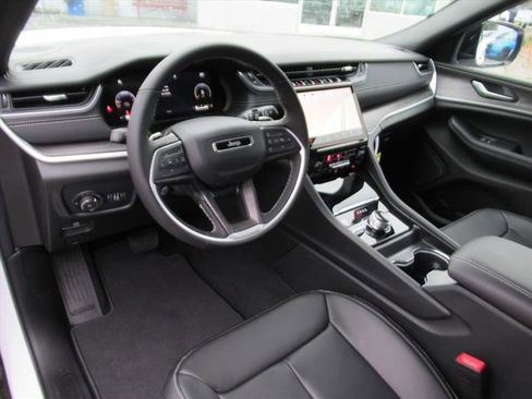 New 2025 Jeep Grand Cherokee Limited w/ Luxury Tech Group II image 15