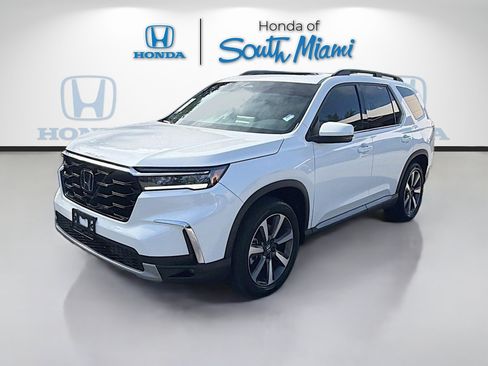 Used 2023 Honda Pilot Touring image 3