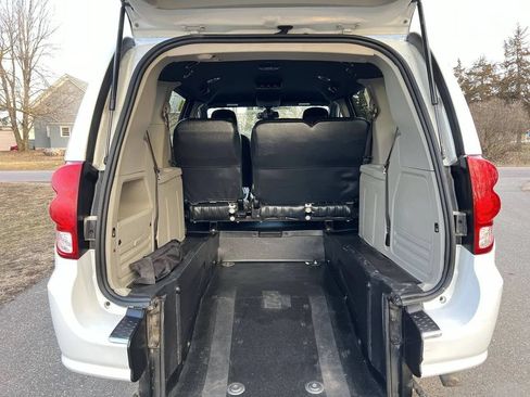 Used 2019 Dodge Grand Caravan SE FWD image 23