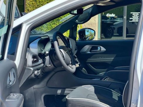 New 2026 Chrysler Pacifica Limited image 2