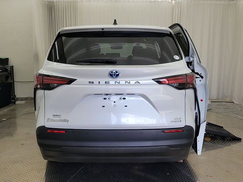 Used 2022 Toyota Sienna XLE image 22