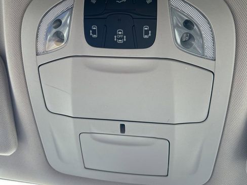 Used 2024 Chrysler Pacifica Touring-L image 39