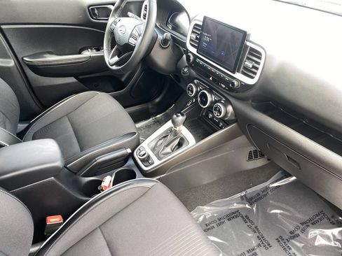 Used 2023 Hyundai Venue Limited FWD image 9