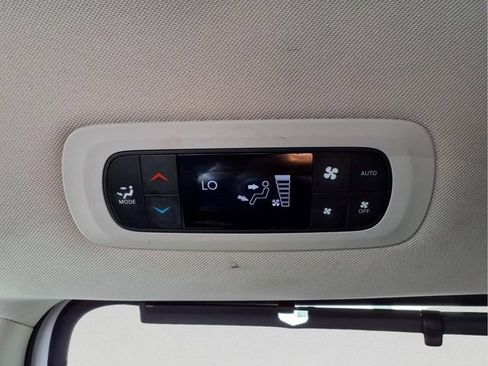 Used 2023 Chrysler Pacifica Touring-L FWD image 22