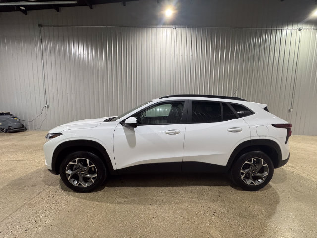 Used 2025 Chevrolet Trax LT w/ LT Convenience Package FWD image 2