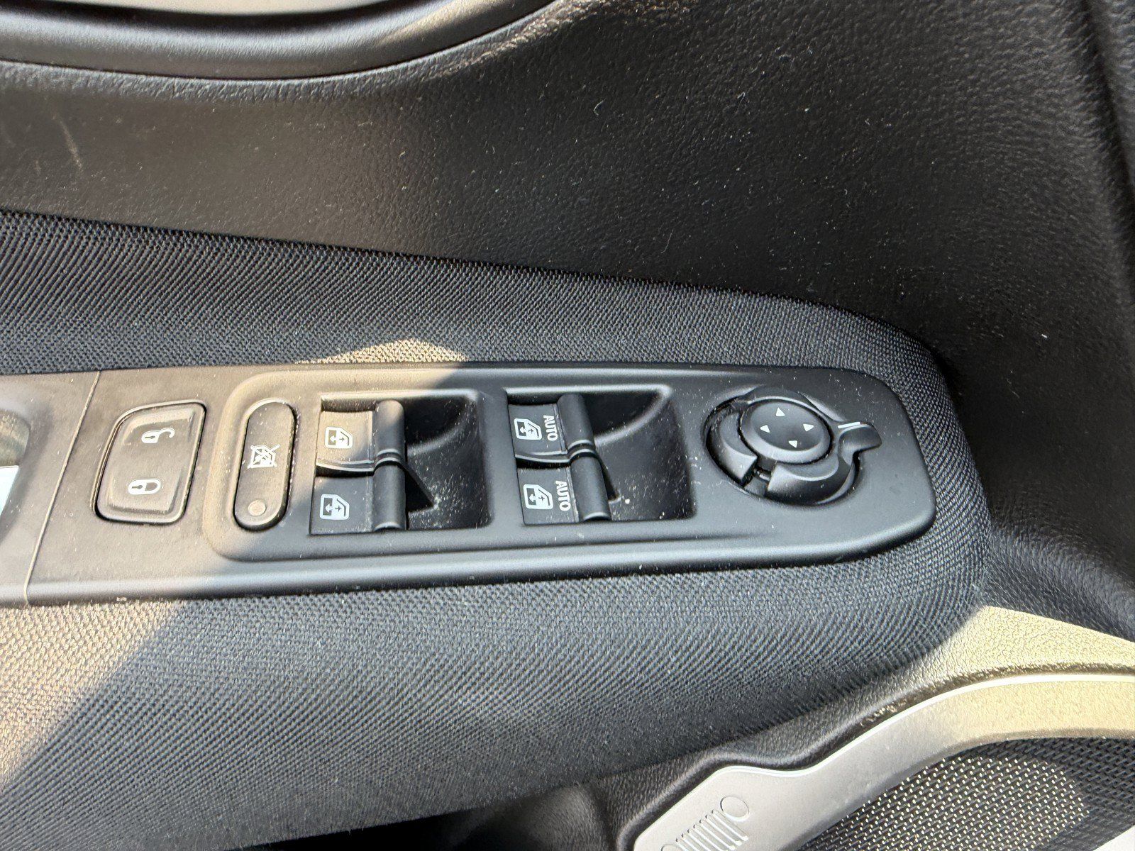 Used 2021 Jeep Renegade Latitude FWD image 17
