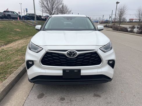 Used 2023 Toyota Highlander LE image 2