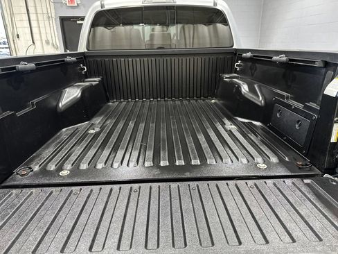 Used 2022 Toyota Tacoma SR5 AWD/4WD image 15