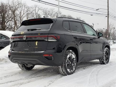 New 2026 Volkswagen Taos SE image 3