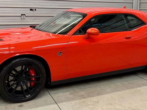 Used 2016 Dodge Challenger SRT Hellcat image 1