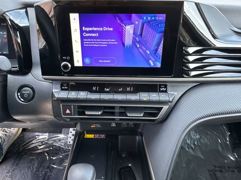 Used 2025 Toyota Camry SE image 28