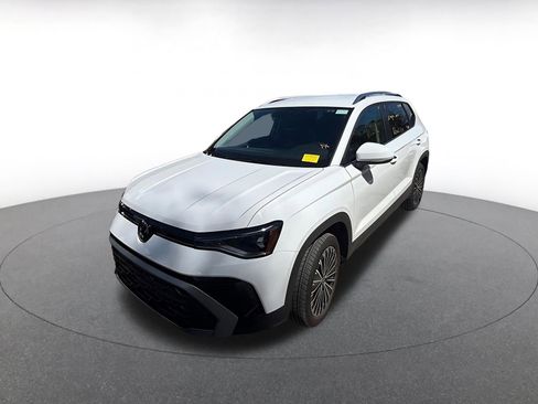 Used 2025 Volkswagen Taos SE image 3