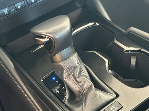 Used 2025 Lexus ES 300h w/ Premium Package image 17