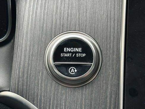 Used 2025 Mercedes-Benz GLC 300 4MATIC image 34