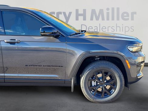 New 2025 Jeep Grand Cherokee Altitude image 8