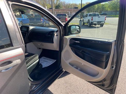 Used 2019 Dodge Grand Caravan SE w/ UConnect Hands-Free Group image 23