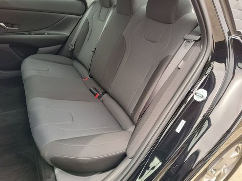 Used 2025 Hyundai Elantra SE image 32