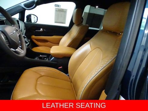 Certified 2023 Chrysler Pacifica Pinnacle FWD image 2