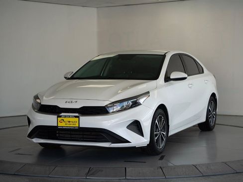 Used 2023 Kia Forte LXS FWD image 3