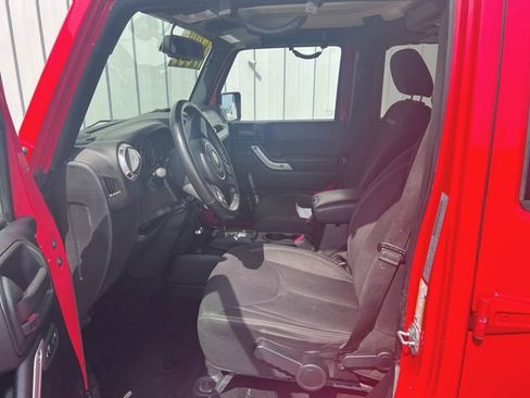 Used 2016 Jeep Wrangler Unlimited Sahara w/ Connectivity Group image 10