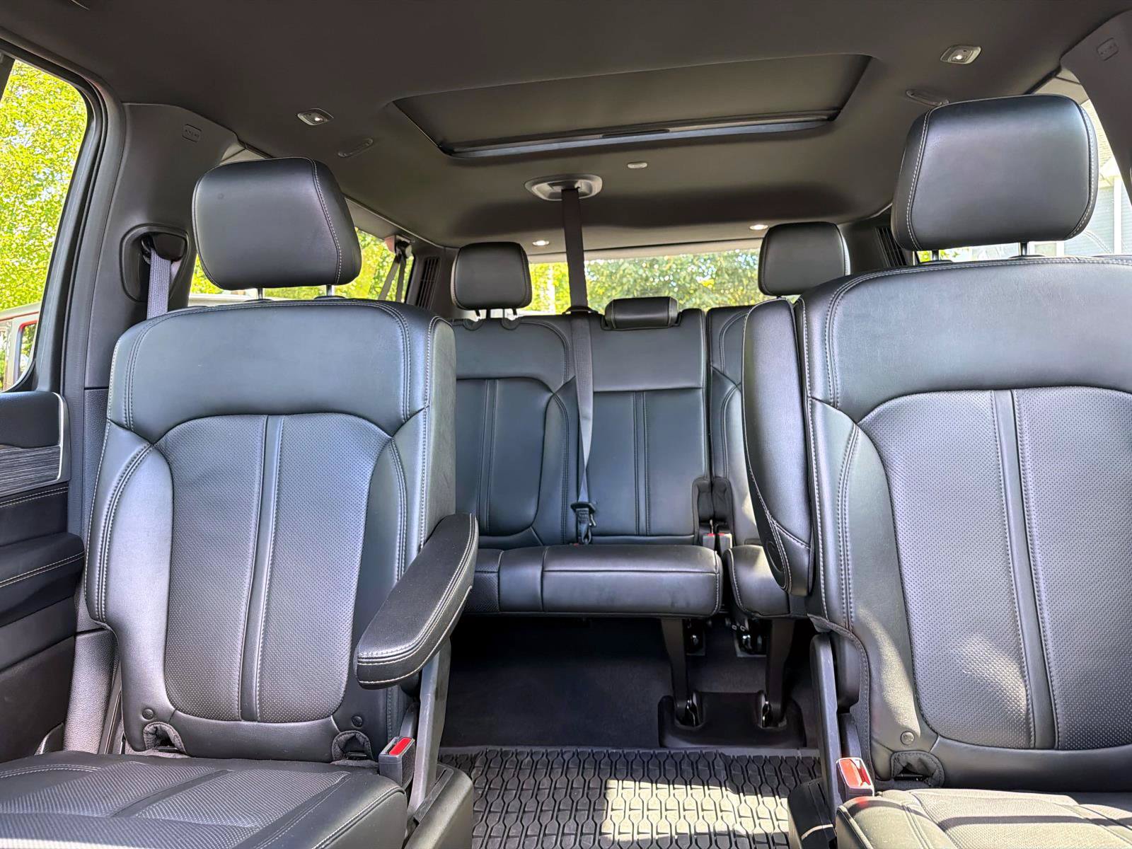 Used 2024 Jeep Wagoneer L Series III w/ Premium Group I AWD/4WD image 9