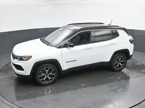 Used 2025 Jeep Compass Limited image 33