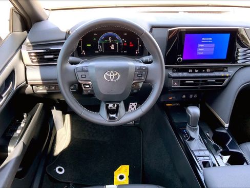 Used 2025 Toyota Camry SE w/ Convenience Package image 6