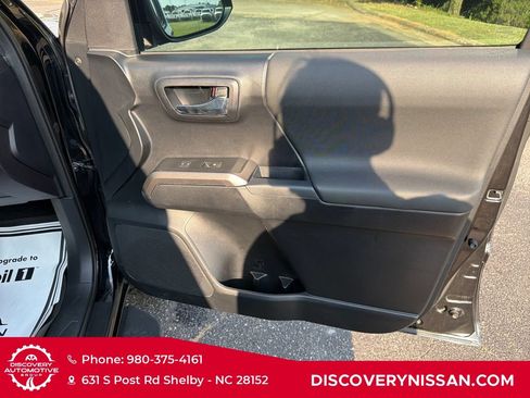 Used 2017 Toyota Tacoma TRD Off-Road w/ Tow Package AWD/4WD image 34